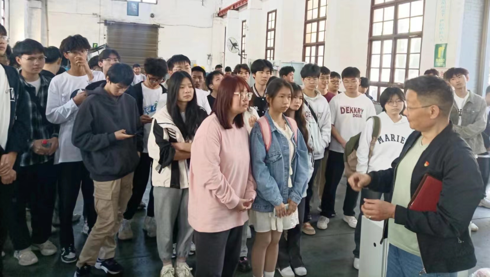 1711761431637613.jpg 3.29湖南工程学院自动化专业学生来我司认识实习2.jpg