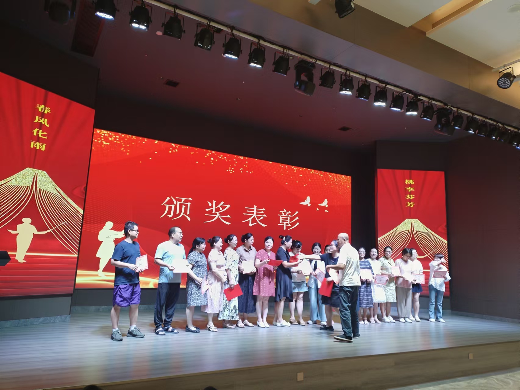 9月10日，曙光学校教师节文艺晚会在米兰体育-米兰milan(中国)溢香园酒店举办